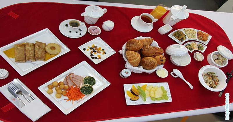 Завтрак для пассажиров бизнес-класса авиакомпании Hainan Airlines