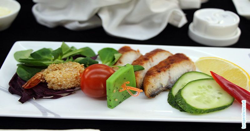 Обед для пассажиров бизнес-класса авиакомпании Hainan Airlines