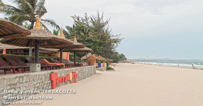 Пляж у отеля Terracotta в Фантьете, Вьетнам